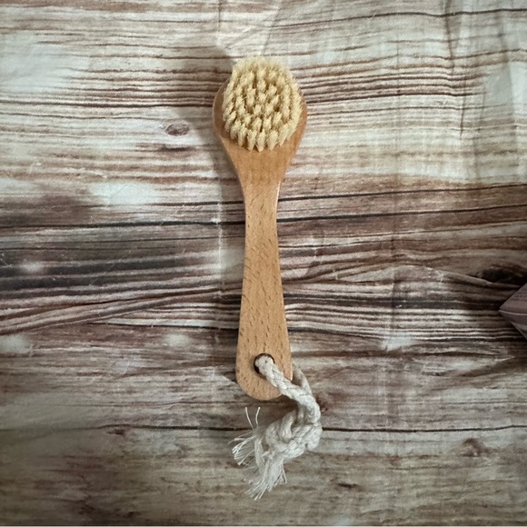 Daily Concepts Daily Facial Dry Brush - Picture 3 of 15